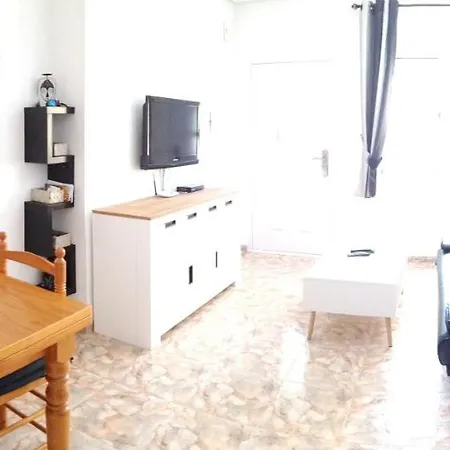 아파트 Modern In With Shared Pool